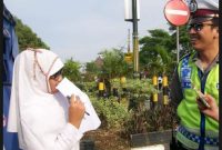 Contoh Laporan Hasil Wawancara Bahasa Sunda Dengan Polisi Lengkap!