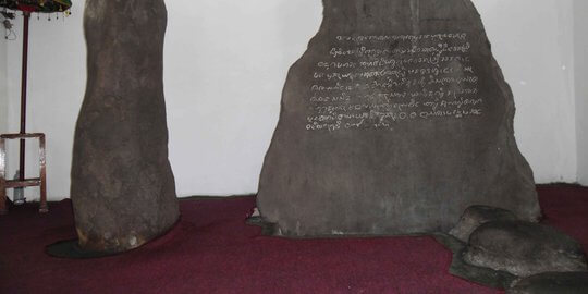 Prasasti Batutulis di Bogor dan Prasasti Hulu dayeuh ditulis menggunakan Bahasa Sunda