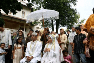 Saweran tradisi adat pernikahan masyarakat sunda